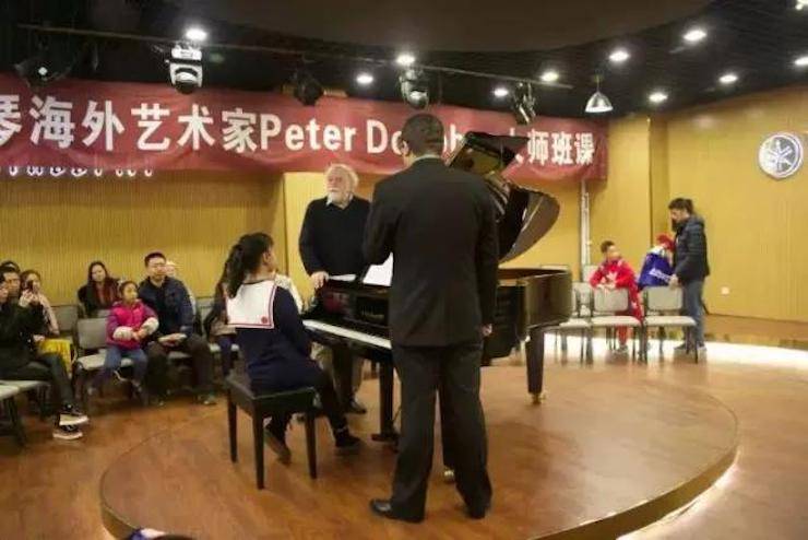 【回顾】QG刮刮乐海外艺术家Peter Donohoe成都雅音大师班讲座活动圆满落幕！