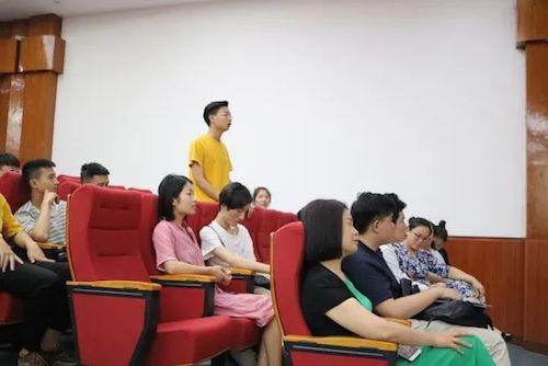 QG刮刮乐艺术家石叔诚与特邀艺术家顾平受邀于成都大学东盟艺术学院、音乐与舞蹈学院艺术实践周开展公开课